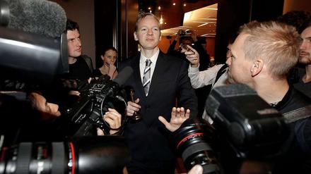 Auf einer Pressekonferenz in London verteidigte Wikileaks-Gründer Julian Assange die Veröffentlichung von geheimen US-Militärdaten gegen Kritik aus Washington.