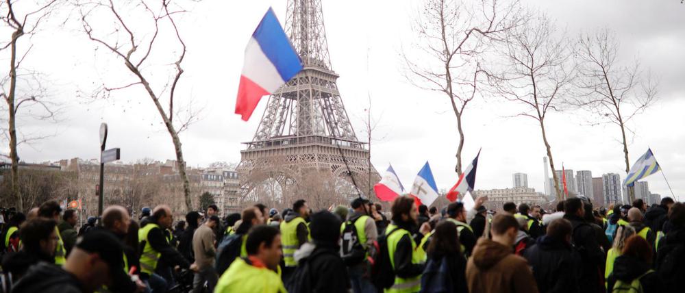  Demonstranten der "Gelbwesten"-Bewegung protestieren in der Nähe des Eiffelturms