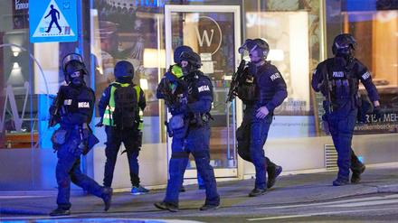 Polizei nach den nächtlichen Anschlägen in den Straßen von Wien