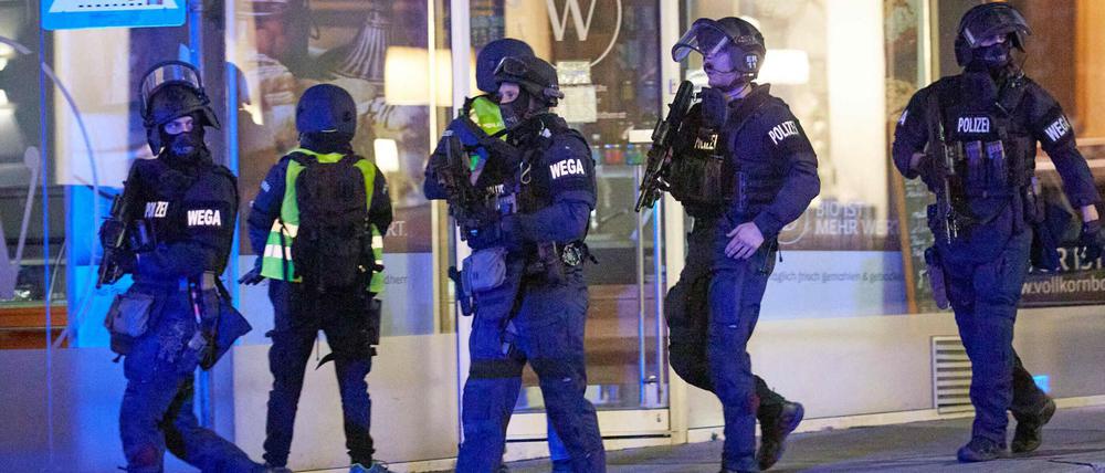 Polizei nach den nächtlichen Anschlägen in den Straßen von Wien