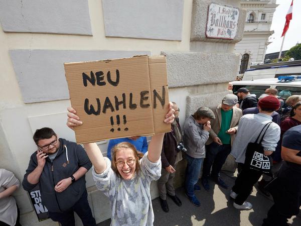 Im Wiener Regierungsviertel wurde am Sonnabend den ganzen Tag über für Neuwahlen demonstriert
