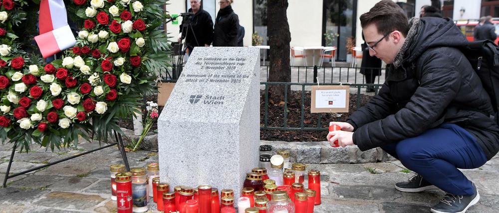 Am ersten Jahrestag des Terroranschlags in Wien gedenken Menschen den Opfern.