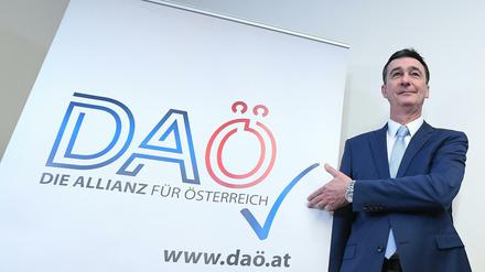 Karl Baron, Wortführer der Allianz für Österreich (DAÖ), bei einer Pressekonferenz.