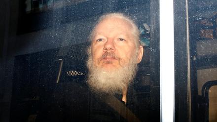Wikileaks-Gründer Julian Assange nach seiner Festnahme 2019 in einem Polizeiwagen. 