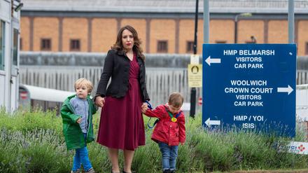 Stella Moris (l-r) steht mit ihren Kindern Gabriel und Max vor dem Belmarsh-Gefängnis.