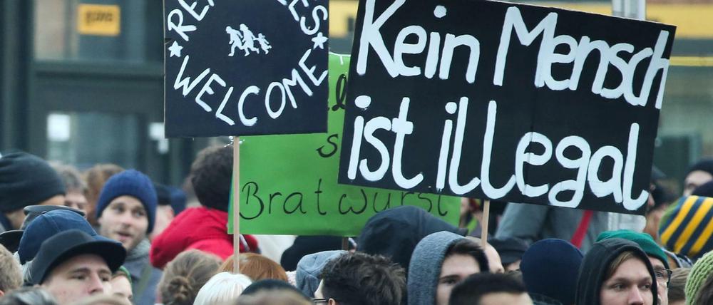 "Kein Mensch ist illegal" und "Refugees welcome": Demonstranten im Oktober 2015 in Dresden.