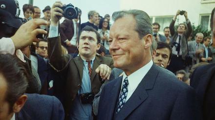 Willy Brandt nach seiner Wahl zum Bundeskanzler, 21. Oktober 1969, beim Verlassen des Bundestagsgebäudes in Bonn. 