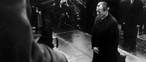 Willy Brandt kniet am 7. Dezember 1970 in Warschau vor dem Ehrenmal für die Helden des Aufstandes im jüdischen Ghetto.