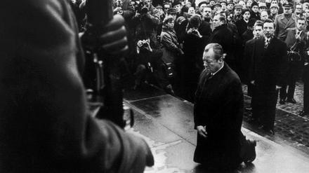 Kanzler Willy Brandt kniet am 1970 im einstigen jüdischen Ghetto in Warschau