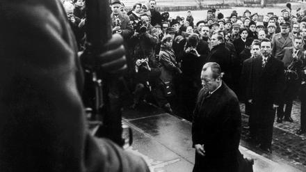 Bundeskanzler Willy Brandt kniet am 7. Dezember 1970 vor dem Mahnmal im einstigen jüdischen Ghetto in Warschau, das den Helden des Ghetto-Aufstandes vom April 1943 gewidmet ist. 
