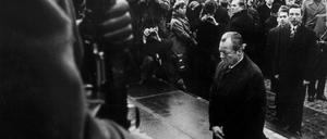 Bundeskanzler Willy Brandt kniet am 7. Dezember 1970 vor dem Mahnmal im einstigen jüdischen Ghetto in Warschau, das den Helden des Ghetto-Aufstandes vom April 1943 gewidmet ist. 