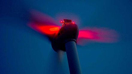 Die Stromtrassen, die den von den Windrädern erzeugten Strom in der Nordsee in den Süden transportieren sollen, sind umstritten.