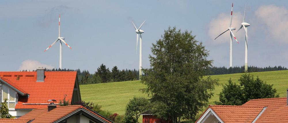 Die Riesen rücken nicht mehr näher: Windräder hinter einer Neubausiedlung im bayerischen Wildpoldsried (Archivbild, 2012)