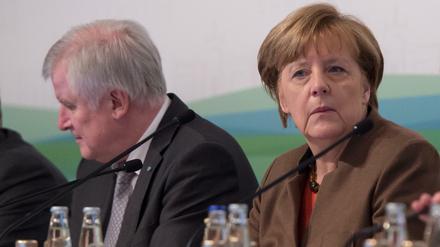 Der bayerische Ministerpräsident und CSU-Parteivorsitzende Horst Seehofer und Bundeskanzlerin Angela Merkel (CDU) in Kreuth bei der Klausurtagung der CSU-Landtagsfraktion im Tagungsraum.