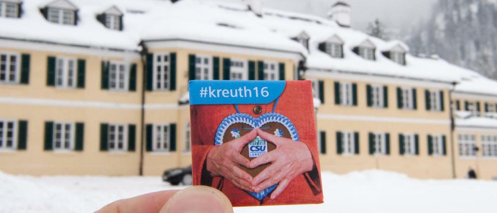 Ein Button mit der Aufschrift "#Kreuth16" als Zusatzakkreditierung für den Besuch der Bundeskanzlerin wird in Kreuth (Bayern) vor dem Veranstaltungsort vor die Kamera des Fotografen gehalten. 