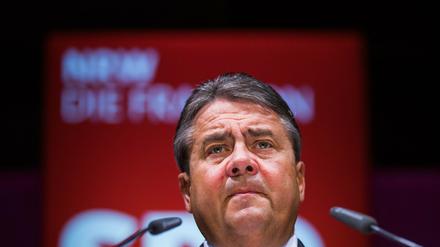 Im Zentrum der Kritik. SPD-Chef Sigmar Gabriel will seine Partei stärker in der politischen Mitte verorten – und provoziert damit Widerstand.