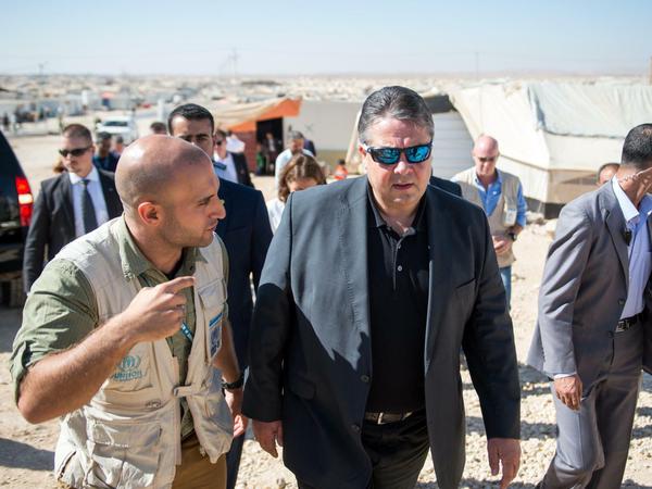 Bundeswirtschaftsminister Sigmar Gabriel im Flüchtlingslager in Saatari in Jordanien. 