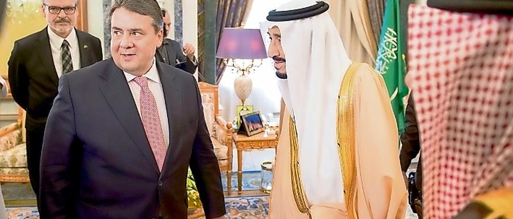 Gute Kundschaft - Der ehemalige Bundeswirtschaftsminister Sigmar Gabriel (SPD) und der König und Premierminister von Saudi-Arabien, Salman bin Abdelasis al-Saud, bei einem Treffen am 08.03.2015 in Riad (Saudi-Arabien).