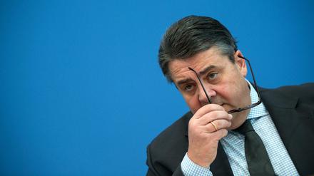 Will SPD-Chef Sigmar Gabriel einen härteren Kurs in der Flüchtlingspolitik fahren? Ein Teil seiner eigenen Partei befürchtet genau das.