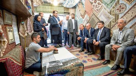 Im Dialog. SPD-Chef Sigmar Gabriel hat schon im Juli 2015 mit Wirtschaftsvertretern den Iran besucht - hier sitzen sie bei einem Tuchhändler, der handbedruckte Stoffe anbietet. 