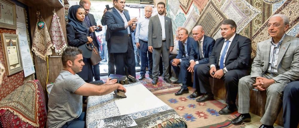 Im Dialog. SPD-Chef Sigmar Gabriel hat schon im Juli 2015 mit Wirtschaftsvertretern den Iran besucht - hier sitzen sie bei einem Tuchhändler, der handbedruckte Stoffe anbietet. 
