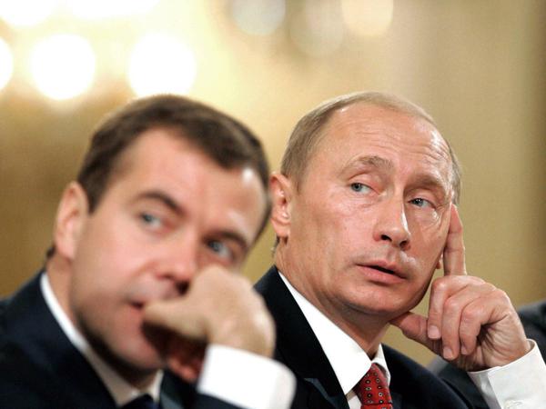 Putin und Medwedew: Um sich den Machterhalt zu sichern, übergab Putin das Präsidentenamt 2008 an seinen Verbündeten Dmitri Medwedew - nur um vier Jahre später wieder selbst anzutreten.