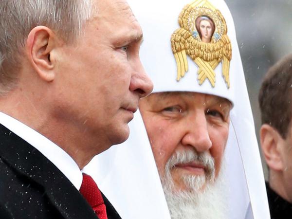 Wird auf Orbáns Druck von Sanktionen ausgenommen: Patriarch Kirill (rechts). Das Oberhaupt der russisch-orthodoxen Kirche betätigt sich als Propagandist für Wladimir Putins Krieg. 
