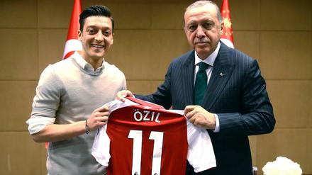 Foto mit Folgen: Mesut Özil übergibt dem türkischen Präsidenten sein Trikot.