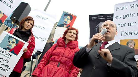 Gregor Gysi und Katja Kipping (Linke) sprechen bei der Demo vor dem Reichstag.