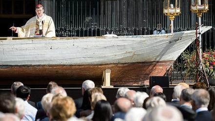 Ein Flüchtlingsboot als Altar: Kardinal Rainer Maria Woelki feiert in Köln eine Messe.