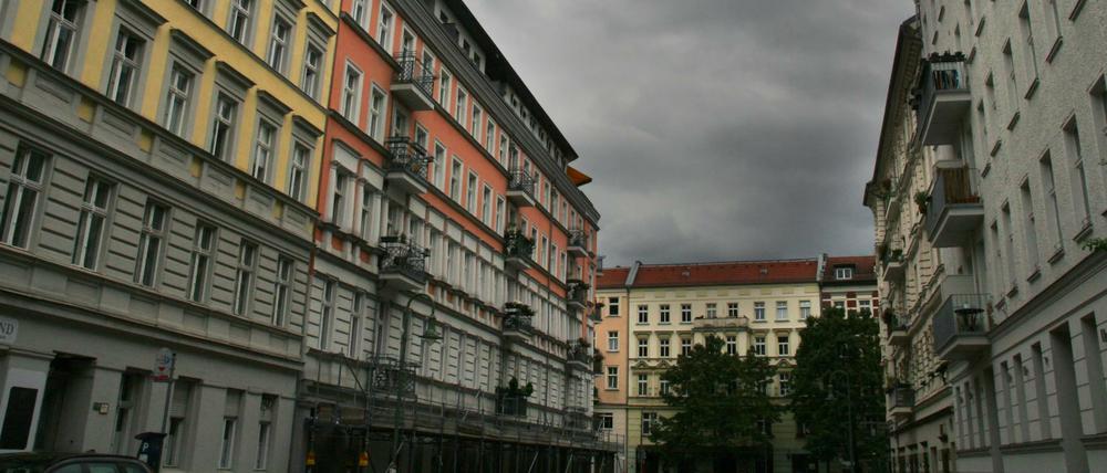 Dunkle Wolken über Mehrfamilienhäusern aus der Gründerzeit in der Nähe des Kollwitzplatzes im Stadtteil Prenzlauer Berg. 