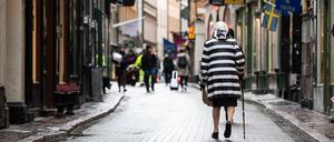 Eine Frau läuft am 22. Oktober 2020 durch die Altstadt von Stockholm, Schweden.