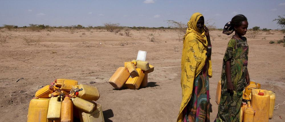 Dürre in Afrika. Frauen in Somalia suchen nach Wasser. 