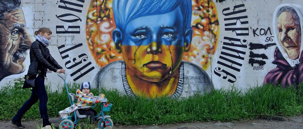 Dieses Anti-Kriegs-Graffiti zeigt einen weinenden ukrainischen Jungen. Demnächst könnten die Ukrainer nicht nur wegen des Krieges Grund zur Sorge haben - sondern auch, weil ihnen das Gas ausgeht.