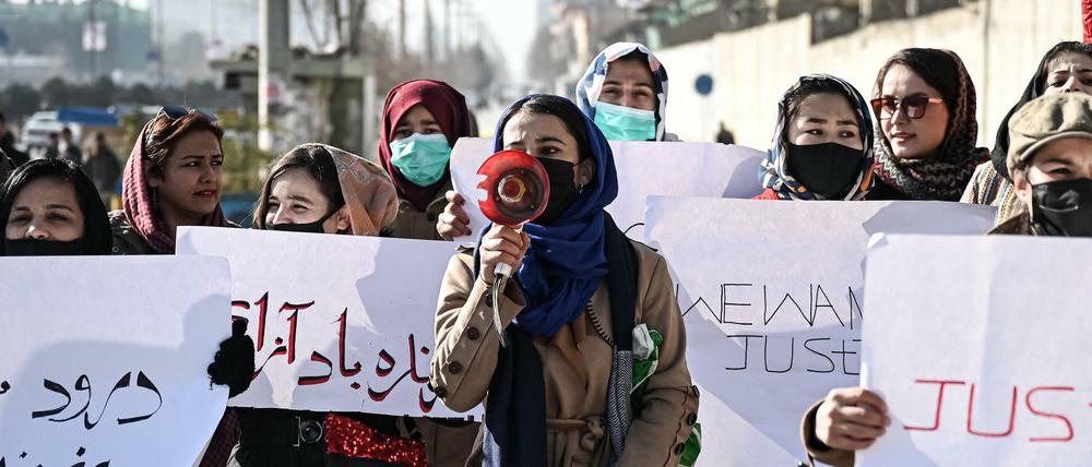 Frauenproteste nach der Ermordung von Mitarbeitern der gestürzten afghanischen Regierung.