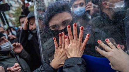 Polizei geht gegen Demonstrantinnen vor, die gegen den Rückzug der Türkei aus der Frauenrechts-Konvention demonstrieren. 