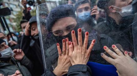 Demonstrierende Frauen stoßen auf einer Demo gegen den Ausstieg aus der Instanbul-Kovention mit der türkischen Polizei zusammen. 