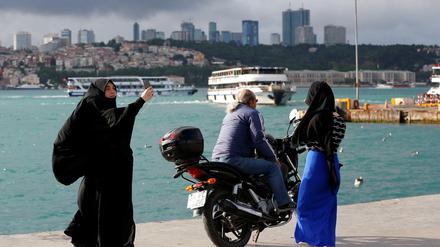 Frauen vor dem Bosporus in Istanbul.
