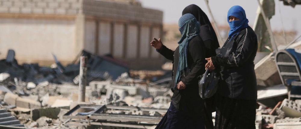 Wenn die Waffen schweigen. Syrische Frauen nutzen die Feuerpause für Einkäufe. 