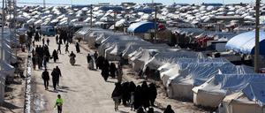 In dem von Kurden bewachten Lager leben 70.000 Menschen, die meisten sind Frauen und Kinder.