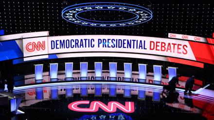 Die Bühne im Fox Theater in Detroit, Michigan, wird für die Debatte der Demokraten vorbereitet.