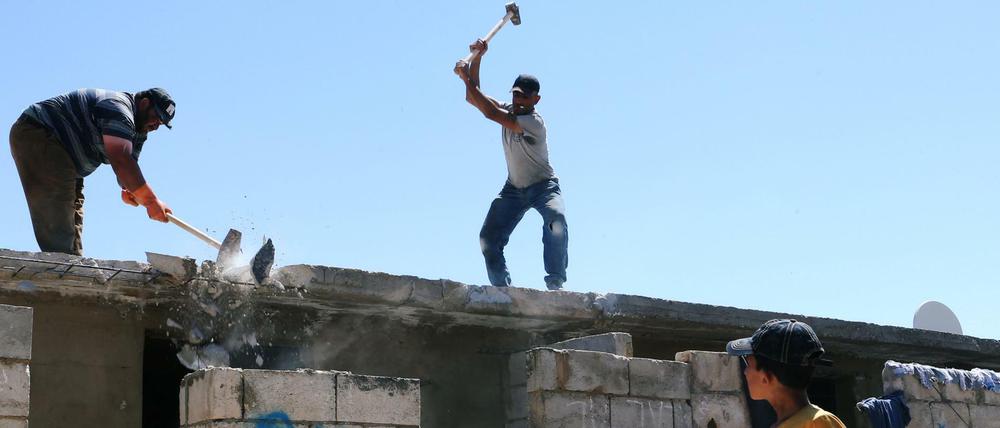 Seit dem 1. Juli dürfen Syrer im Libanon nur noch in Behausungen aus Planen und Holzlatten wohnen. Stein- und Betonbauten werden abgerissen.