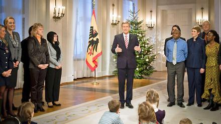 Der Bundespräsident bei der Aufzeichnung seiner Weihnachtsansprache, umringt von Zuhörern.