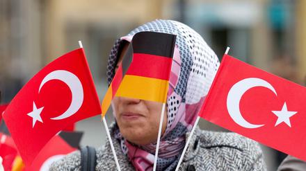 Kanzlerin Merkel fordert von Deutschlands Türken Loyalität ein.