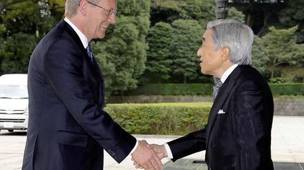 Bundespräsident Wulff zu Besuch in Japan. Hier empfängt ihn der japanische Kaiser Akihito zum Mittagessen. Sechstagelang weilt Wulff beim Staatsbesuch in Japan.