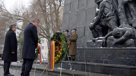 Bundespräsident Christian Wulff legt gemeinsam mit seinem polnischen Kollegen Bronislaw Komorowski am Denkmal für die Opfer des Ghettos in Warschau in Polen einen Kranz nieder. Willy Brandt kniete hier vor 40 Jahren nieder.