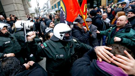 Wuppertaler Polizisten im Einsatz beim Aufmarsch verschiedener radikaler Gruppierungen 