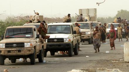 Regierungstreue Kämpfer trafen am Mittwoch wenige Kilometer vom Flughafen von Hudaida ein.