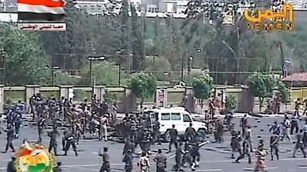 Anschlag in Sanaa: Soldaten rennen zum Ort der Explosion.