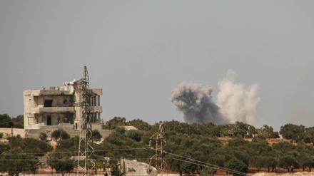 Nach einem russischen Luftangriff steigen Rauchschwaden am Rande der Provinz Idlib auf. 